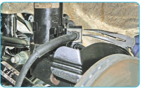 Передняя подвеска Фольксваген Поло, отсоедините шланги тормозной системы от удерживающих пазов стойки амортизатора